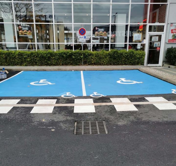 Signalisation adaptée pour faciliter l'accès aux personnes à mobilité réduite.