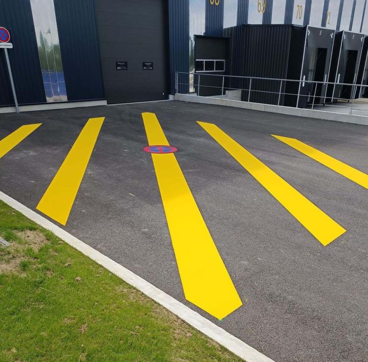 Zébras de sécurité pour interdire le stationnement gênant.