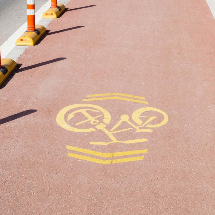 Marquage au sol qui délimite la zone d'une piste cyclable.