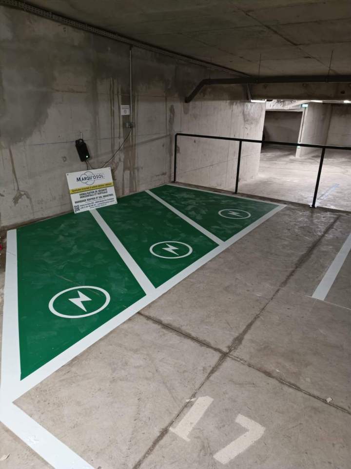 Réalisation du marquage au sol en peinture polyuréthane