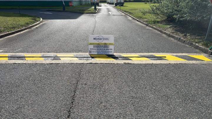 Marquage au sol réalisé en enduit. Plus d'infos: https://www.marqu-osol.fr/