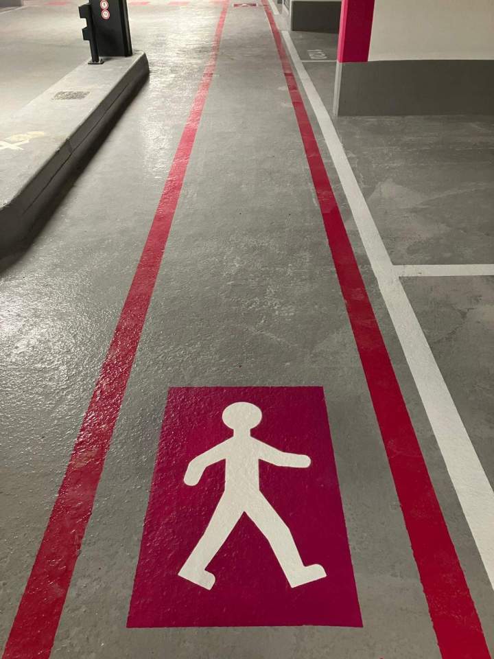 Réalisation d'un cheminement et logos piétons