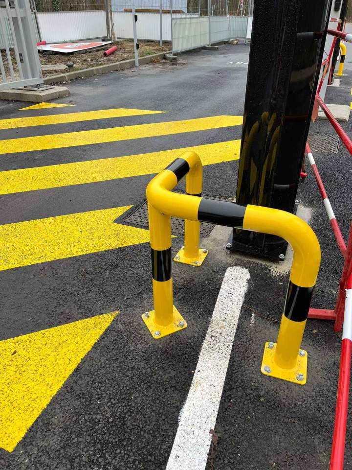 Barrière qui protège une infrastructure fragile. En complément d'un grand zébra jaune et noir