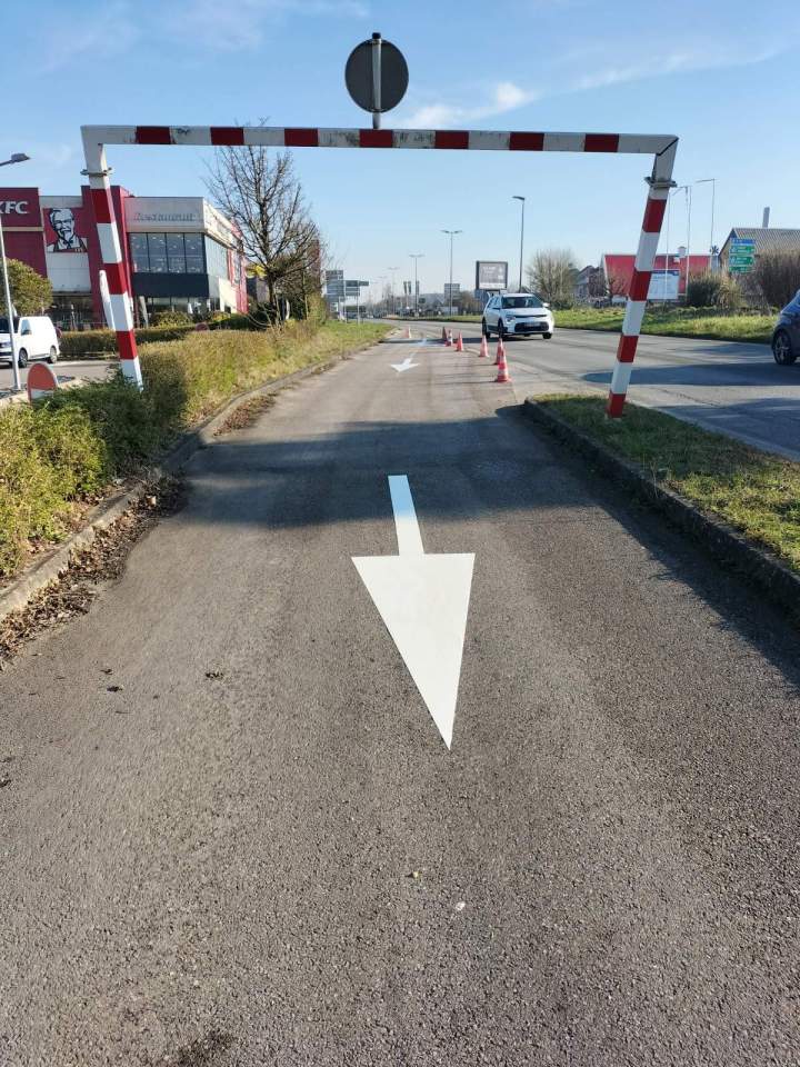 Réalisation de flèches directionnelles pour un drive d'une chaîne de restauration rapide.